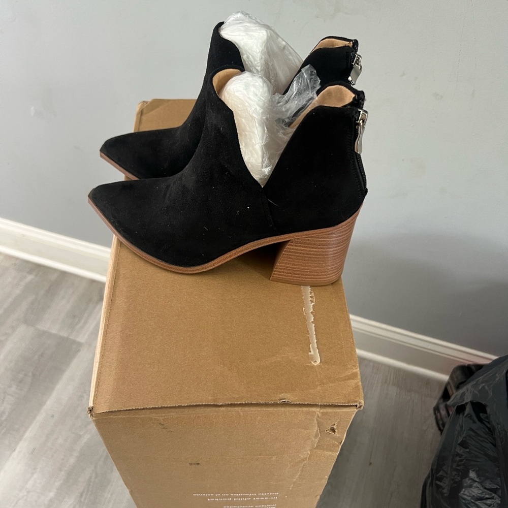 Chic Black Suede Ankle Booties - Picture 2 of 9